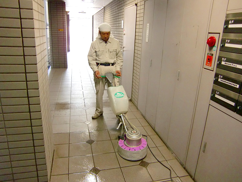 定期清掃による廊下の洗浄